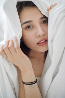 《艳妇荡乳》